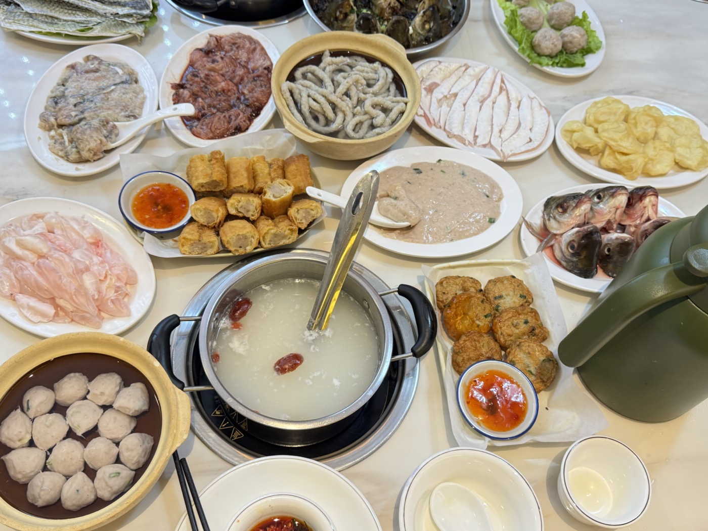 邓四姨鲮鱼十二味门店菜品整桌实拍