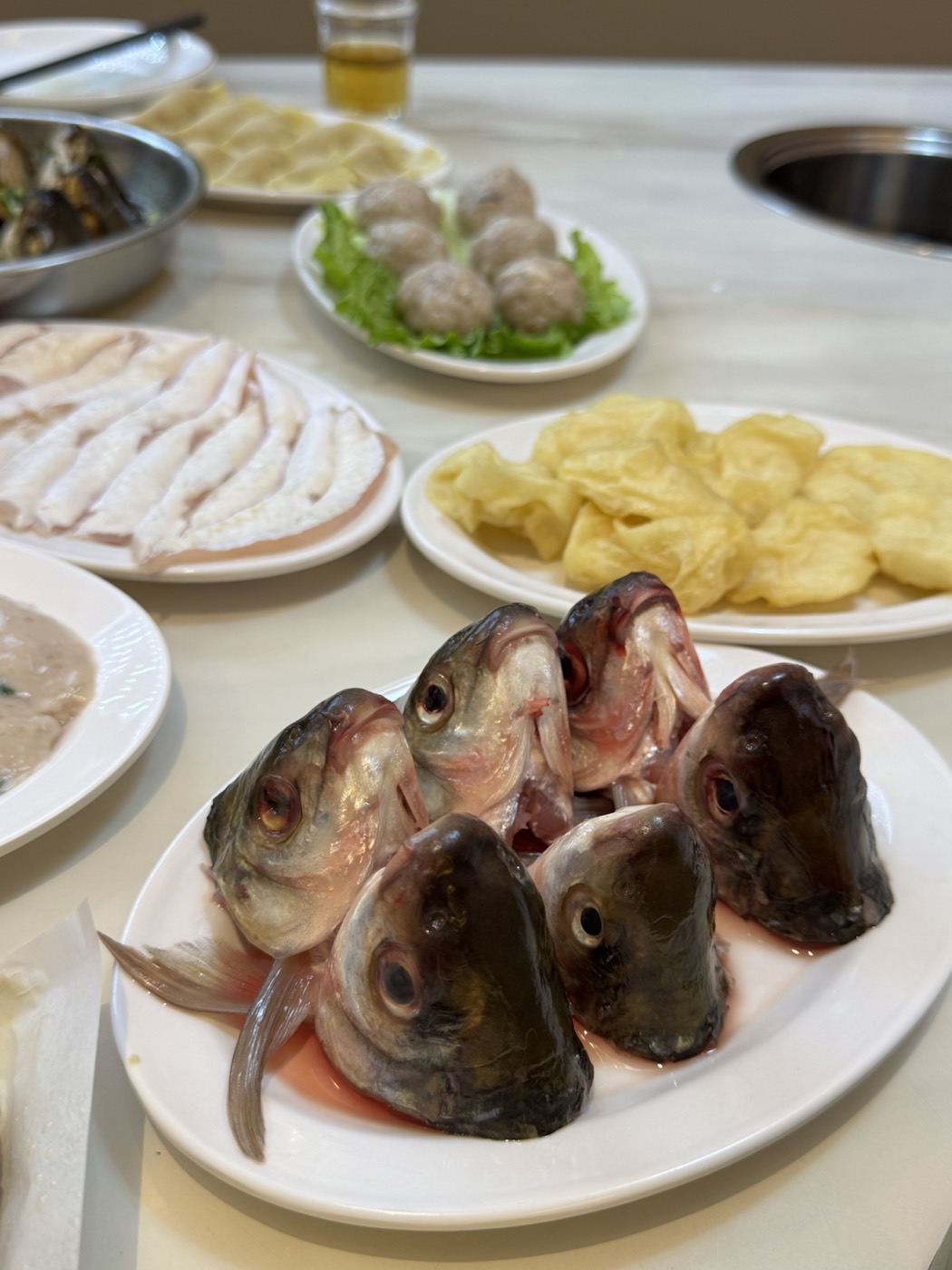 活鱼与当日供应相关门店鲮鱼菜品实拍